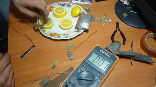 Как сделать батарейку из лимона. смотреть онлайн