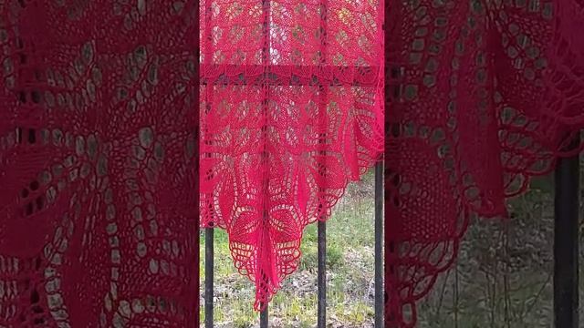 Большая вязаная шаль из мягкой шерсти изумительного красного цвета смотреть онлайн