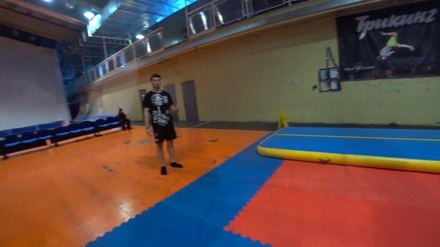МОЯ ПЕРВАЯ ТРЕНИРОВКА ПО ТРИКИНГУ! смотреть онлайн