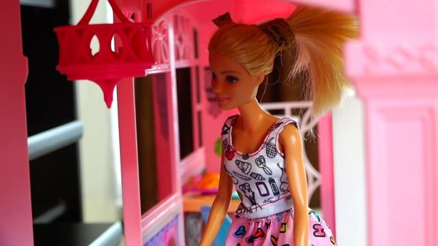 История Куклы Барби! Амелька забыла взять домик для Пеппы и она поселились у Барби! Барби в шоке! смотреть онлайн