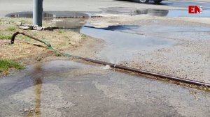 В Энергодаре ручьи бесценной воды текут по улице и поливают асфальт