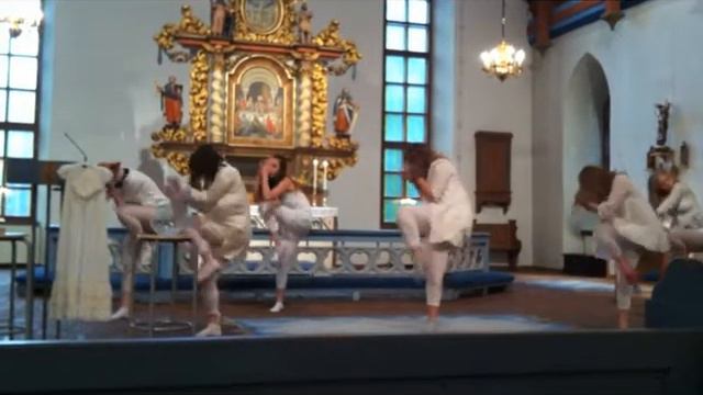 Ellen dansar i Västra Frölunda kyrka II смотреть онлайн