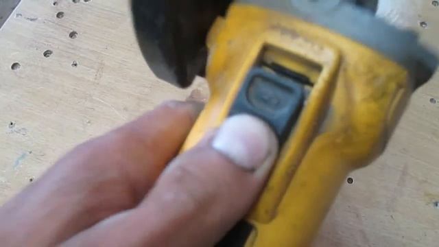 Болгарка DeWALT, или сказ о Непотопляемом Джо смотреть онлайн