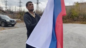 Как закрепить и поднять флаг на флагштоке с подъемным механизмом (флаг на мачте)