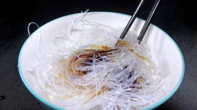 包菜炒粉絲這樣做，不粘不坨簡單下飯，挑食的小朋友都能吃一大碗【古月美食】#包菜炒粉絲 #包菜做法 #粉絲做法 смотреть онлайн