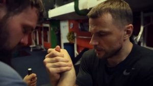 Борьба на руках. Кирилл Сарычев и армрестлинг