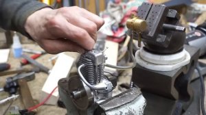 Самодельный микро бензиновый двигатель Первый запуск