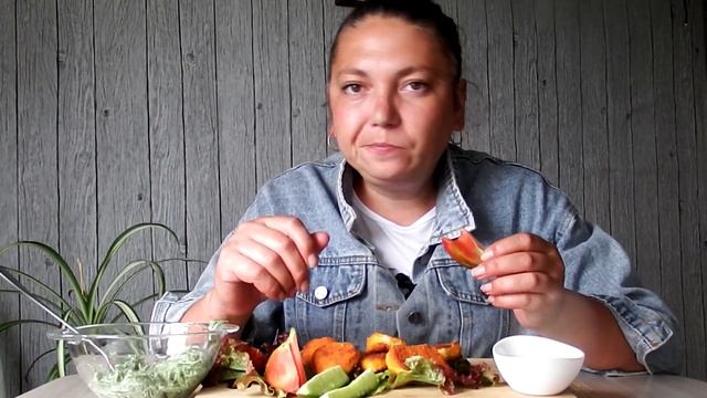 Mukbang. Наггетсы, своя помидорка и чука в ореховом соусе. Приятного :) Пошла дрыхнуть... смотреть онлайн