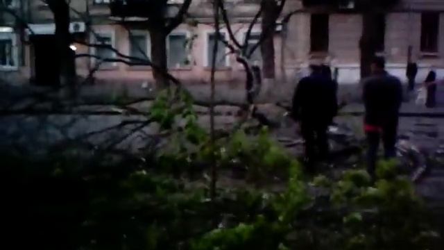 Упало дерево на Коблевской(18.04.16) смотреть онлайн