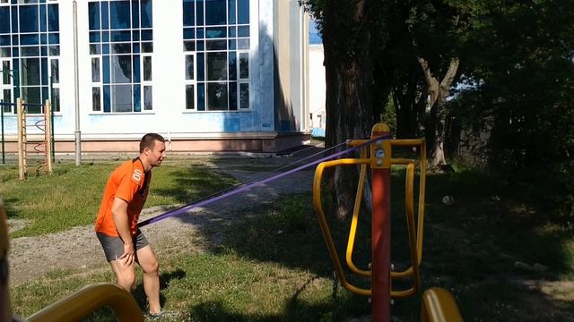 Упражнения на широчайшие с резинкой. смотреть онлайн