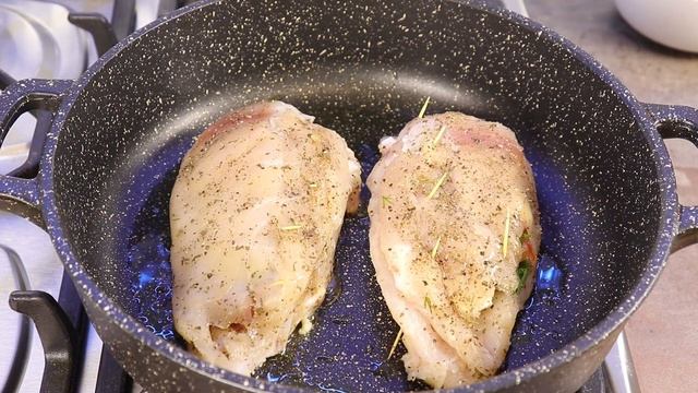КУРИНОЕ ФИЛЕ с помидорами, сыром и зеленью, в бальзамическом соусе!!! Супер нежное и сочное! смотреть онлайн