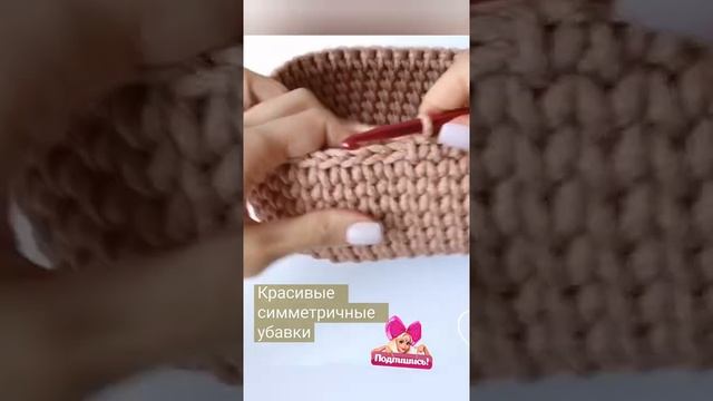 Красивые симметричные убавки для сумки, для рюкзака. Узор галочки или столбики враскол #shots смотреть онлайн