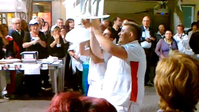Праздник пиццы в Италии. Пиццеристы-виртуозы зажигают смотреть онлайн