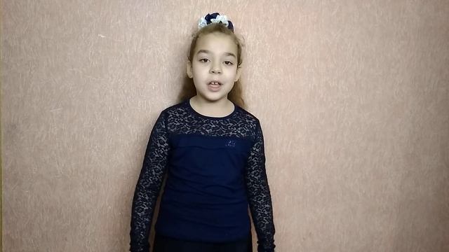 ЗДОРОВО девочка читает стихотворение "Хромая табуретка" смотреть онлайн