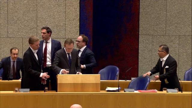 TERUGKIJKEN: Minister Bruno Bruins word onwel en zakt inelkaar. смотреть онлайн