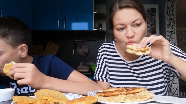 МУКБАНГ ДРАНИКИ из КАРТОФЕЛЯ, ОЛАДЬИ из КАБАЧКОВ/MUKANG roughly grated POTATO PANCAKES смотреть онлайн