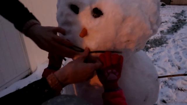 LET'S BUILD A SNOWMAN! | PLAYING IN THE SNOW смотреть онлайн