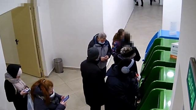 Кража денег из лотка банкомата в Сыктывкаре смотреть онлайн