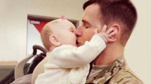 Папа играет с малышом Самые милые видео - Самые смешные домашние видео