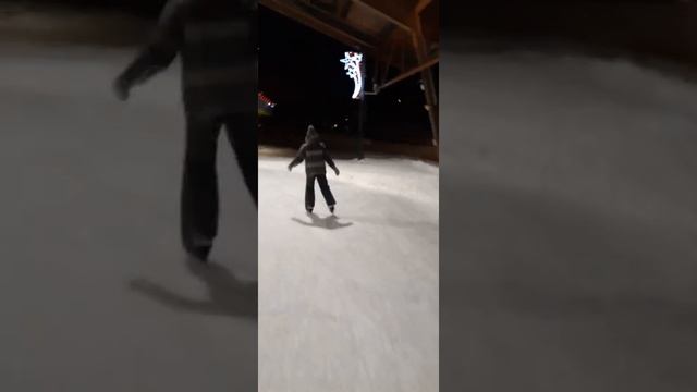 Как я научился тормозить на коньках/How to brake on skates?/Je patine #shorts #коньки #skatin смотреть онлайн