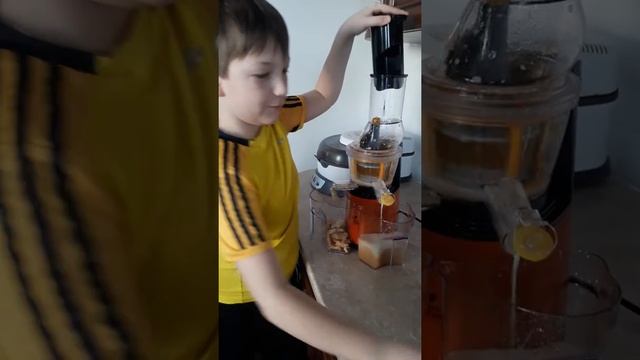 мой сын и соковыжималка Kitfort KT-1102 смотреть онлайн