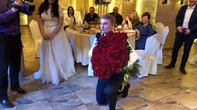 Неожиданное предложение руки и сердца на свадьбе друзей ❤ смотреть онлайн