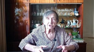 Яблоня растет прямо в воде и прекрасно плодоносит