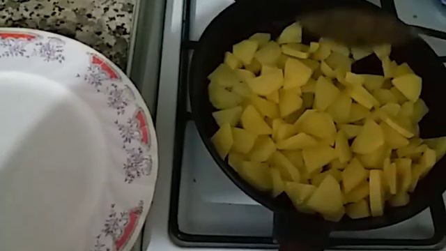 ИСПЫТАНИЕ ЧУГУННОЙ СКОВОРОДЫ ЖАРКОЙ КАРТОШКИ ПРОШЛА УСПЕШНО! смотреть онлайн