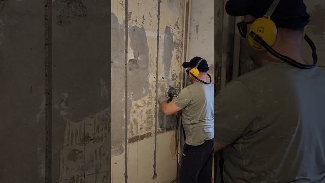 Удаляю краску с бетона.