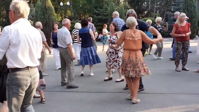 А НЕБО, КАК НЕБО! ТАНЦЫ В ПАРКЕ ГОРЬКОГО ХАРЬКОВ СЧАСТЛИВЫЕ ДНИ смотреть онлайн