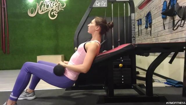 Ягодичный мостик в тренажере для сгибания ног смотреть онлайн