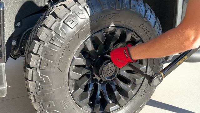 Chevy Silverado 3500 New Fuel Quake Off-road wheels 18x9 | Keep Those Lug Nuts Tight!! 140 ft-lb смотреть онлайн