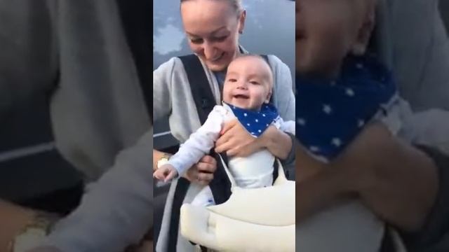 Просто УМОРА! Ребенок смеется над звуком липучки:)))) смотреть онлайн