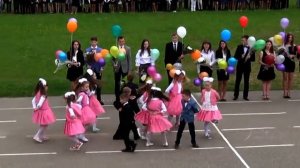 Подарок первоклассников выпускникам школы