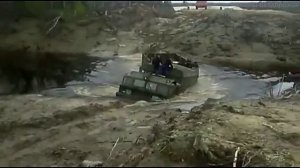 Вездеход «Витязь» нырнул по самую лобовуху в реку