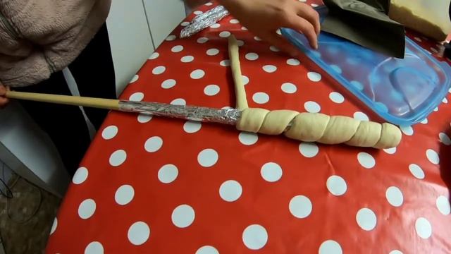 Печём тесто на костре смотреть онлайн