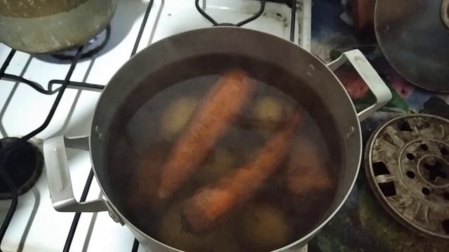 21.11.2022 Варю овощи и яйца на салат.