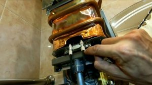 взрывается газовая колонка.