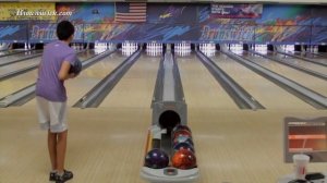 Боулинг как правильно бросать замедленная съемка