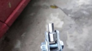 Самый простой способ поддомкратить машину шуруповёртом.