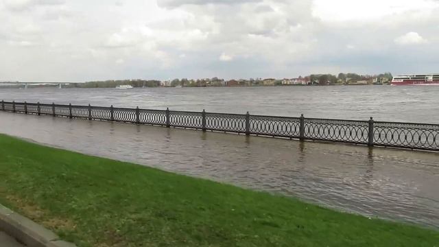 Пешеходы ходят по велодорожке Ярославль Набережная Бидон виноват смотреть онлайн