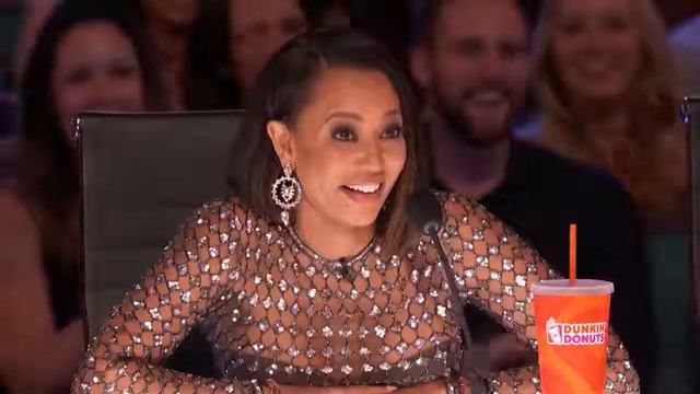 ПОТРЯСАЮЩАЯ ДЕВОЧКА, ЗАСТАВИЛА ВСТАТЬ ВЕСЬ ЗАЛ. Шоу талантов в Америке. смотреть онлайн