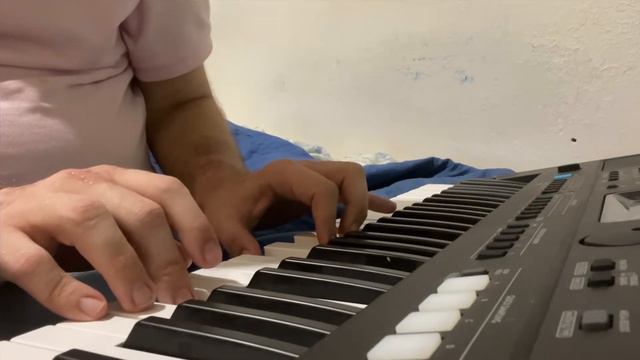 Playing music with a Yamaha synthesizer Psr e473 смотреть онлайн