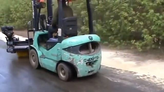 MIX Погрузчик подметает и в снег и в грязь смотреть онлайн