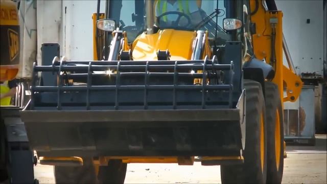 Демонстрация возможностей экскаватора погрузчика JCB 5CX смотреть онлайн
