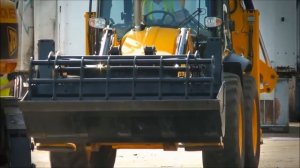 Демонстрация возможностей экскаватора погрузчика JCB 5CX
