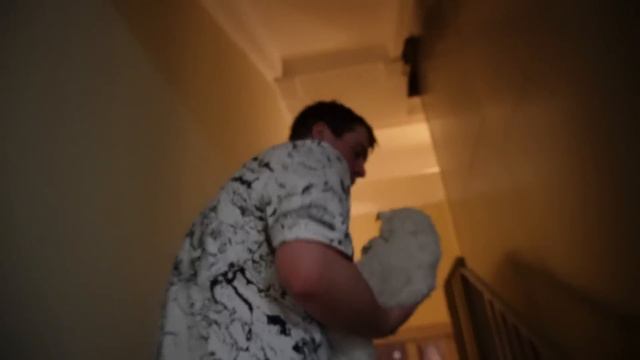 MAMA.EXE В РЕАЛЬНОЙ ЖИЗНИ НАША СОСЕДКА | НОЧЬ В ПАЛАТКЕ С КОТАМИ И СОБАКОЙ смотреть онлайн