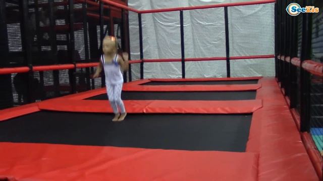 Игрушка Покойо и Ярослава в Зип Зип Парке (Zip Zip Park) - Прыгаем на батутах Часть 1. Pocoyo Toys смотреть онлайн