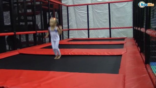 Игрушка Покойо и Ярослава в Зип Зип Парке (Zip Zip Park) - Прыгаем на батутах Часть 1. Pocoyo Toys