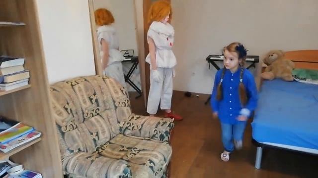 Кукла Оно вселилась в Пеннивайза. Настя спасает друга смотреть онлайн